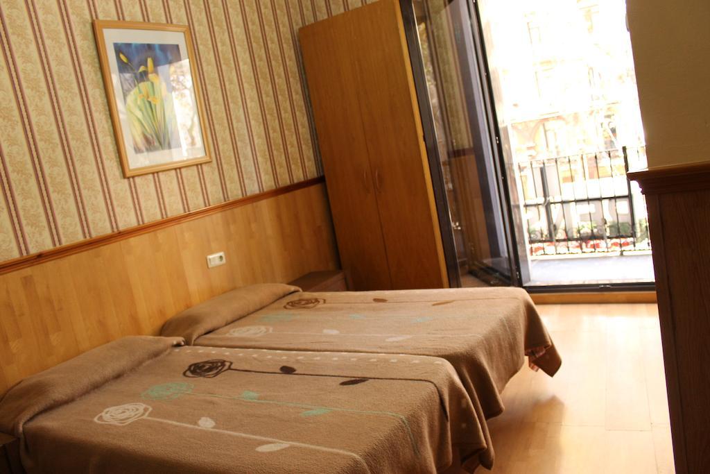 Pension Villanueva Barcelona Room photo